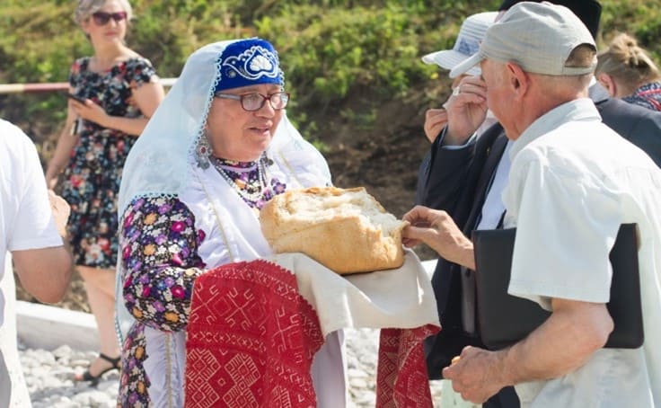 Встреча гостей в национальных костюмах,с баурсаком, под звуки аккордеона.